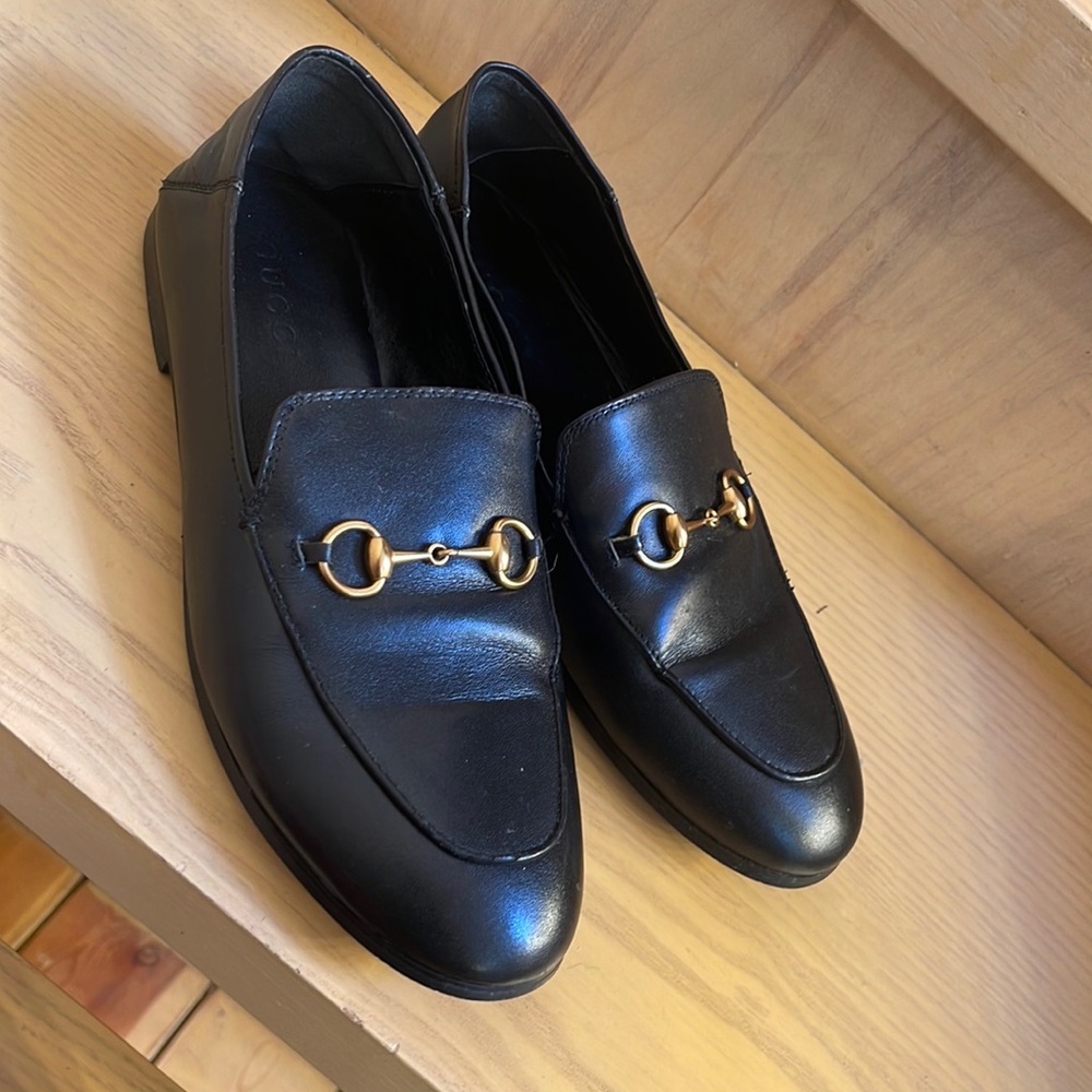 Gucci shoes size 40 black with gold details